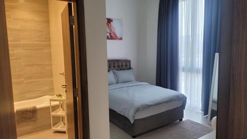 ein kleines Schlafzimmer mit einem Bett und einem Badezimmer in der Unterkunft Villa Elena Hayat Island Marbella in Ras al Khaimah
