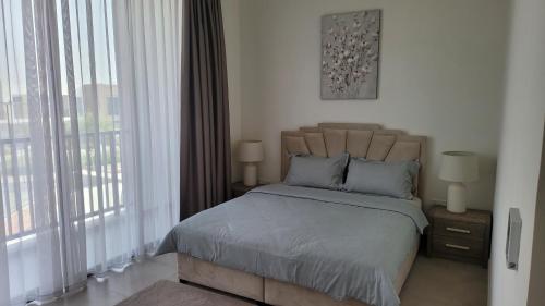 1 dormitorio con cama y ventana grande en Villa Elena Hayat Island Marbella en Ras al-Khaimah