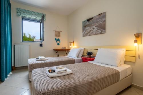 カト・ダラトソにあるChryssi myHomeのホテルルーム内のベッド2台(タオル付)