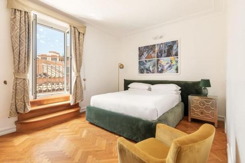 1 dormitorio con cama y ventana grande en Casa Colonna by Burghesius, en Roma