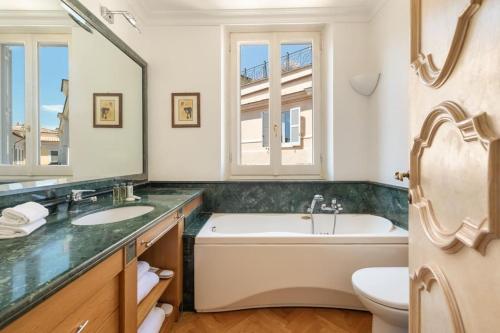 y baño con bañera, lavabo y aseo. en Casa Colonna by Burghesius, en Roma