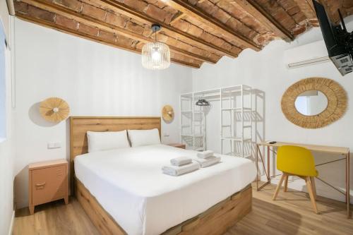 A bed or beds in a room at Nice flat in Lavapiés at street level S23B