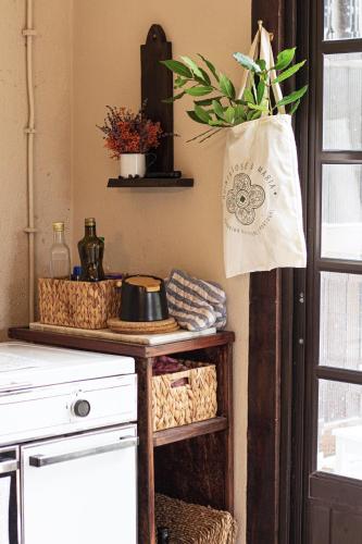 a kitchen counter with a table with a bag on the wall at Quinta José&Maria Quartos Ferreira do Zêzere in Ferreira do Zêzere