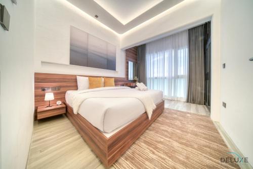 Postel nebo postele na pokoji v ubytování Modern 1BR at Marina Park Dubai Marina by Deluxe Holiday Homes