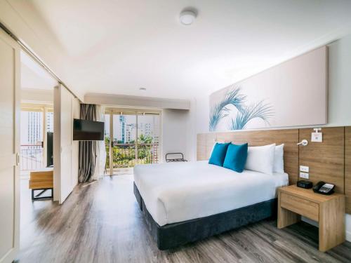 Postel nebo postele na pokoji v ubytování Novotel Cairns Oasis Resort