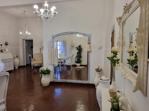 White House - Hospedaje con Desayuno في لا ريوخا: غرفة معيشة مع مرآة وغرفة طعام