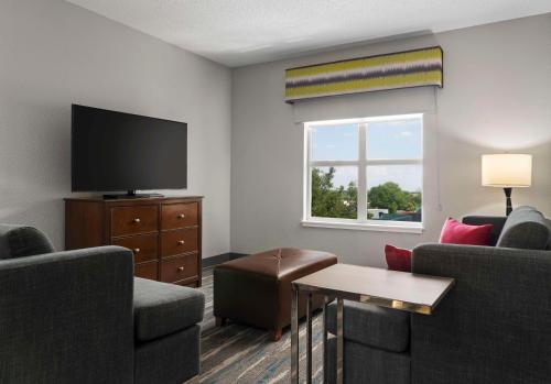 Телевизор и/или развлекательный центр в Hampton Inn & Suites Newport News-Airport - Oyster Point Area