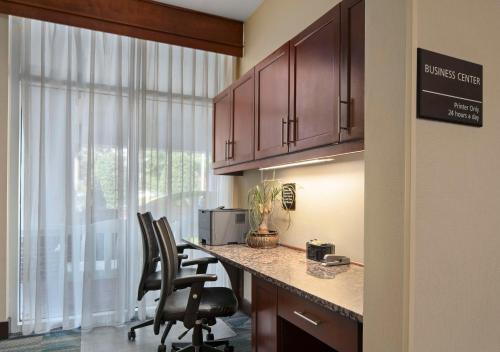 Кухня или мини-кухня в Hampton Inn & Suites Newport News-Airport - Oyster Point Area
