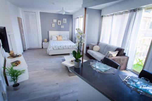- un grand salon avec un lit et une table dans l'établissement menton superbe appartement, à Menton
