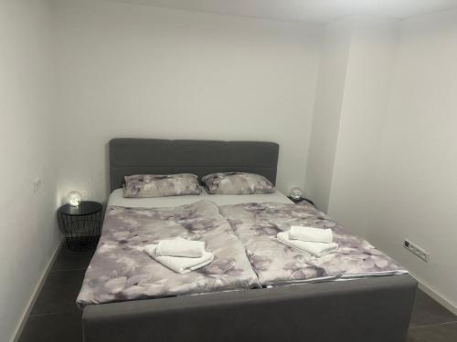 ein Bett mit zwei Kissen darauf in einem Schlafzimmer in der Unterkunft L&L in Korb