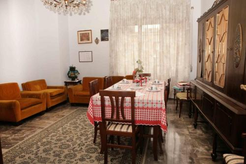una sala da pranzo con tavolo e sedie di Ipanema B&B a Roma