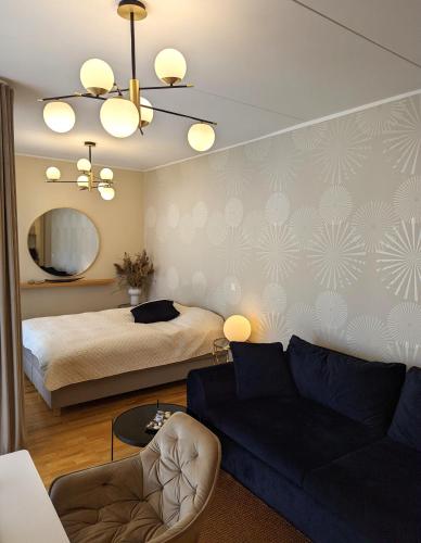 una sala de estar con una cama y un sofá en Studio Apartment with Sauna, en Pärnu