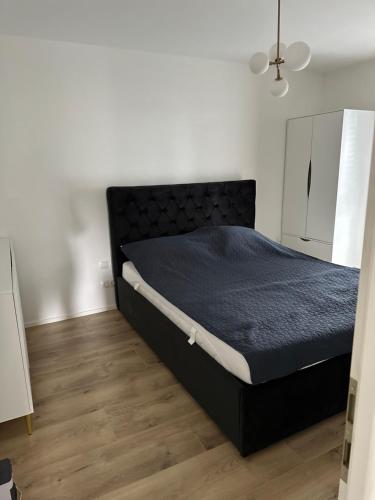 um quarto com uma cama preta num quarto em Villa Sani em Bribir