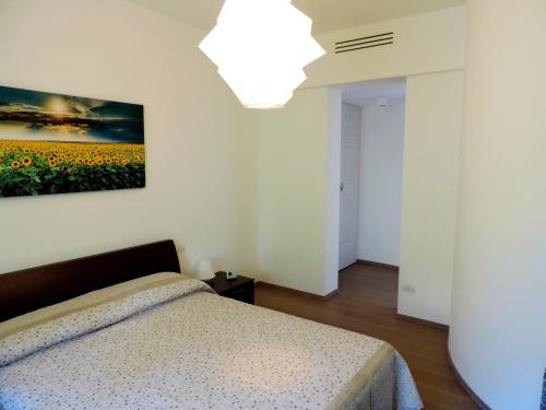 ベルガモにあるCasa Mariaのベッドルーム1室(ベッド1台付)が備わります。壁には絵画が飾られています。