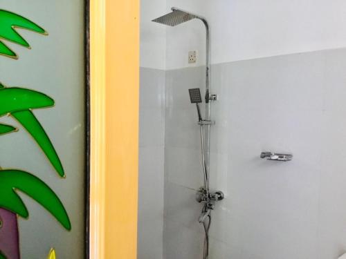 eine Dusche im Bad mit Glastür in der Unterkunft Diyaluma Falls Inn in Koslanda