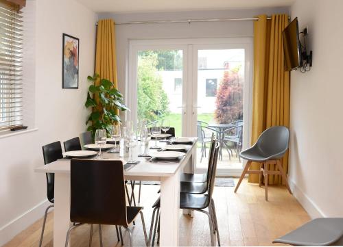 una sala da pranzo con tavolo, sedie e finestra di Stylish and spacious Southampton stay a Southampton
