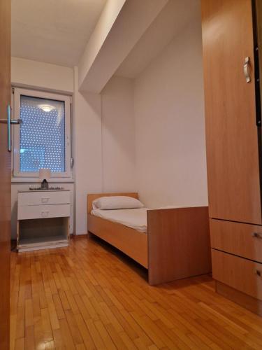 Llit o llits en una habitació de Velkovski Apartment