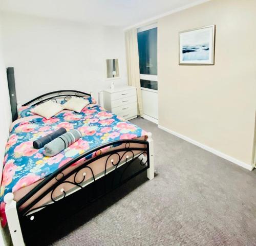 a bedroom with a bed and a window at Spacious One bedroom apartment Edgeware Road Central London in London