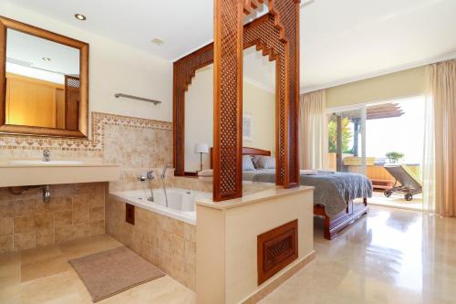 Ένα μπάνιο στο Malibu B3 Luxury 2BR by Rafleys, Paronamic Sea views