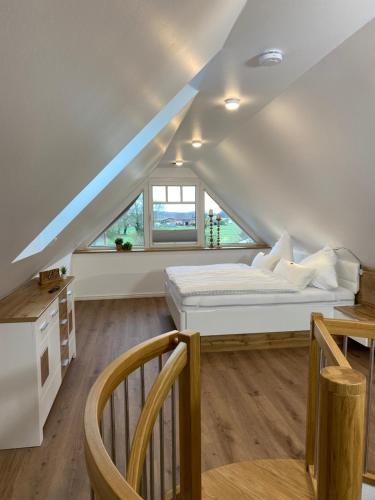1 dormitorio en el ático con 1 cama y 1 mesa en Rehburger Landhaus, en Rehburg-Loccum