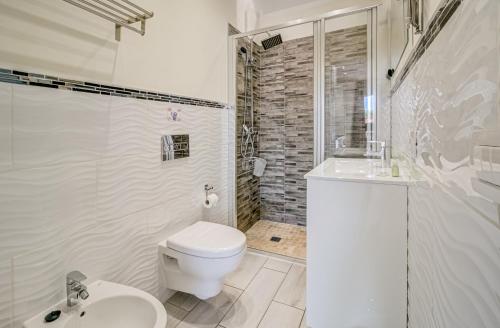 bagno bianco con servizi igienici e doccia di Cosy Mareverde FREE WIFI ad Adeje