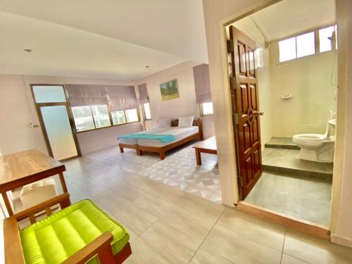 sala de estar con sofá amarillo y baño en No7 Guesthouse, en Krabi
