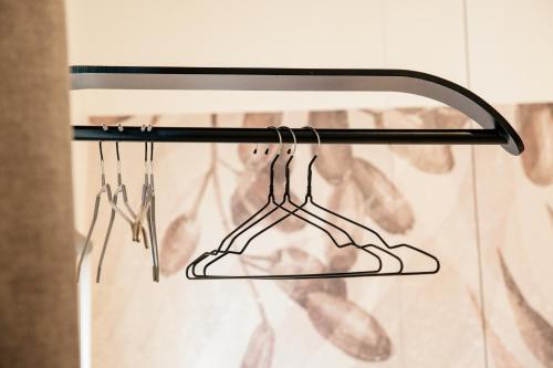a metal rack with tongs hanging from a wall at Bed and Breakfast Le Foglie in Altamura