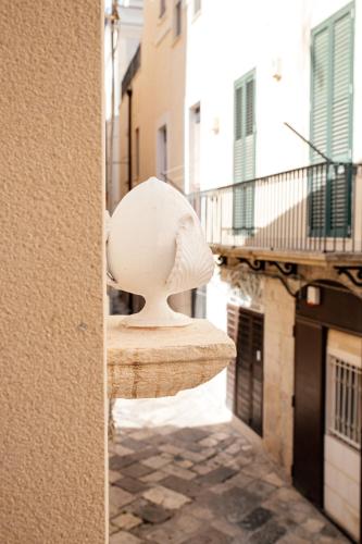 a sculpture on the side of a building at Bed and Breakfast Le Foglie in Altamura