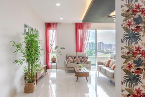 sala de estar con sofá y algunas plantas en New l B5 Near KLCC Peranakan Home 15px en Kuala Lumpur