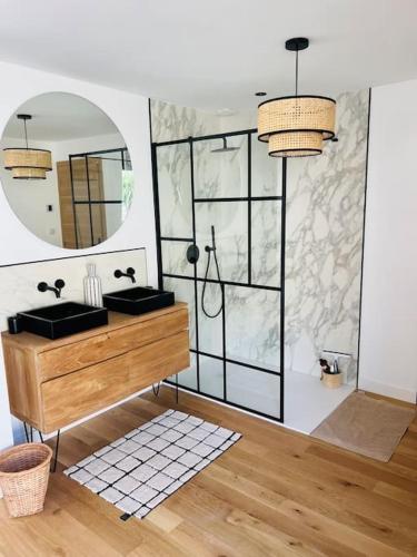 une salle de bain avec un lavabo et un miroir dans l'établissement Villa Azur, à La Valette-du-Var