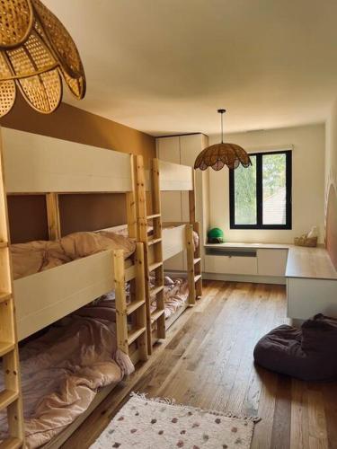 ein Zimmer mit zwei Etagenbetten und einem Fenster in der Unterkunft Villa Azur in La Valette-du-Var