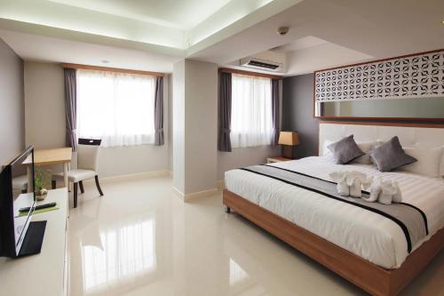 Una cama o camas en una habitación de Racha Residence