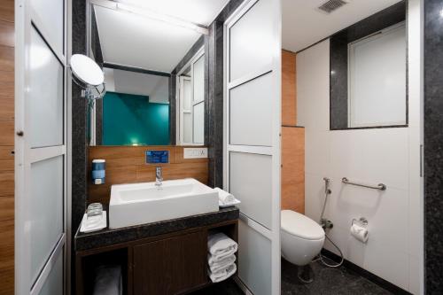 Un baño de GCC Hotel and Club