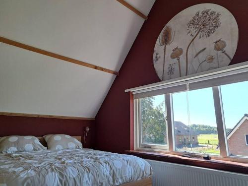 een slaapkamer met een bed en een raam bij Family House Wakker in Eemnes