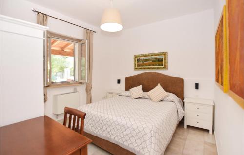 Schlafzimmer mit einem Bett, einem Tisch und einem Fenster in der Unterkunft 2 Bedroom Beautiful Home In Poggio Nativo in Poggio Nativo
