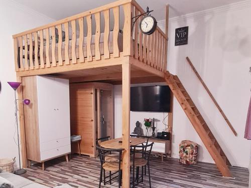 Televízia a/alebo spoločenská miestnosť v ubytovaní Loft&Steam - Designer Studio with sauna & AC