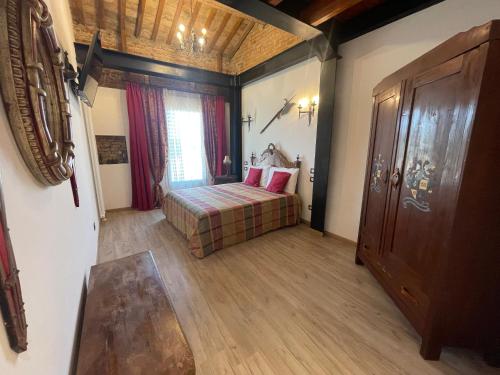 um quarto com uma cama com almofadas cor-de-rosa em TENUTA BORGATO MORELLI em Este