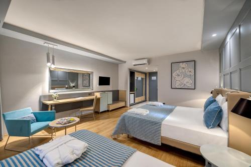 Pokój hotelowy z łóżkiem i biurkiem w obiekcie Numa Bay Exclusive Hotel - Ultra All Inclusive w Avsallarze