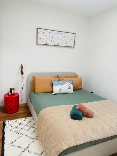 un lit avec deux oreillers dessus dans une chambre dans l'établissement Domaine l’Ariondaz 1650, Charmant T2, à Courchevel