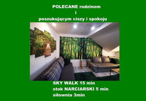 uma sala de estar com um sofá e um mural de parede em Chillout-aparts em Świeradów-Zdrój