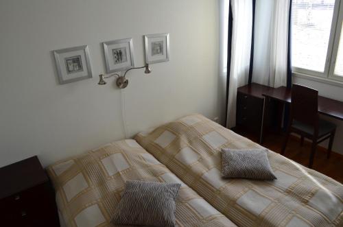 Postel nebo postele na pokoji v ubytování Huoneistohotelli Lumihovi