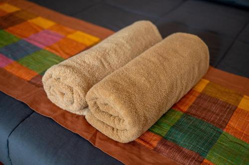 składany ręcznik siedzący na stole w obiekcie Suarsena Ubud w mieście Ubud