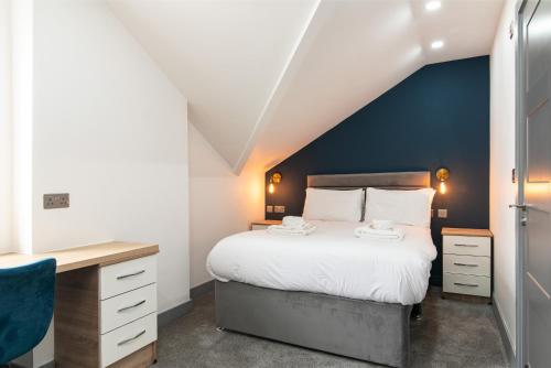 Postel nebo postele na pokoji v ubytování Charnwood Flat 6 - Prime 3BR Derby City Centre Home