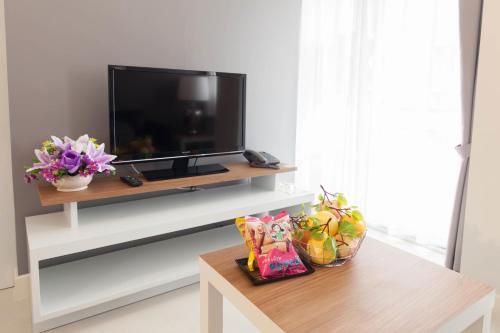 Una televisión o centro de entretenimiento en Racha Residence
