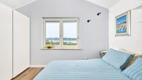- une chambre avec un lit et 2 fenêtres dans l'établissement Apartment Dajana, à Novigrad