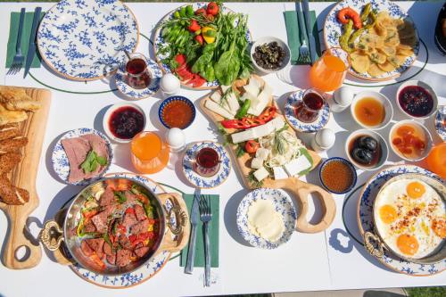 ein Tisch mit vielen Teller Essen drauf in der Unterkunft Lusso Glamping Bodrum in Bodrum City