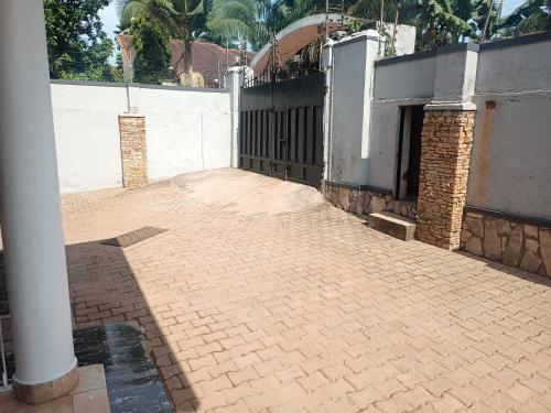 Viola Muyenga Pool House – Photos 2