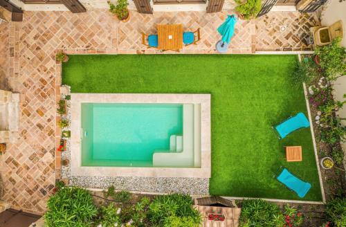 - une vue sur la cour et la piscine dans l'établissement La maison WISTERIA, à Saint-Pantaléon-les-Vignes