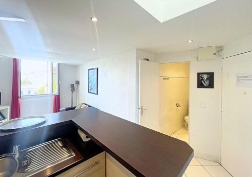 une cuisine avec un évier et un plan de travail dans l'établissement Viva Riviera Central 1 Bedroom Place Gambetta, à Cannes