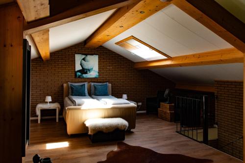 1 dormitorio con cama y pared de ladrillo en Bed and Breakfast Lindershoeve Bergeijk, en Bergeijk